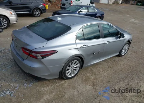 2024 Toyota Camry Le z USA, uszkodzony, nr VIN 4T1C11AK8RU842148